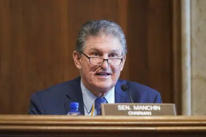 Manchin in the Middle of Budget Plan Progression